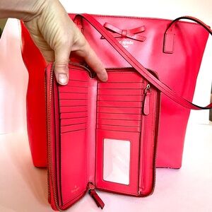 Kate Spade Tote with minor strap wear and WALLET FREE WITH PURCHASE!! 🌺💕❤️